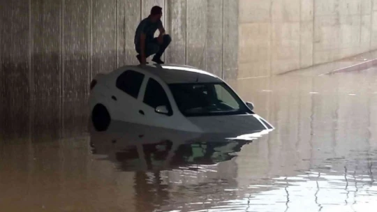 Elazığ'da ev ve iş yerlerini su bastı, mahsur kalanları itfaiye botla kurtardı