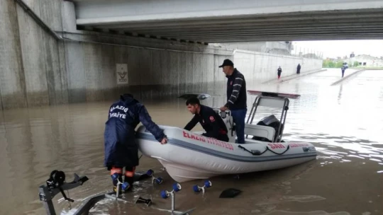Elazığ'da ev ve iş yerlerini su bastı, mahsur kalanları itfaiye botla kurtardı