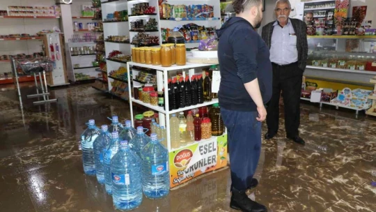 Elazığ'da ev ve iş yerlerini su bastı, mahsur kalanları itfaiye botla kurtardı