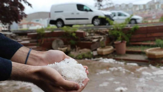 Elazığ'da ev ve iş yerlerini su bastı, mahsur kalanları itfaiye botla kurtardı