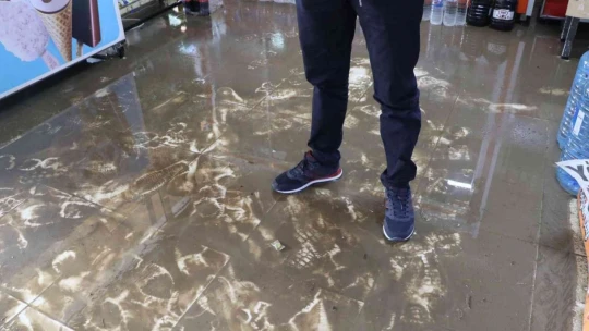 Elazığ'da ev ve iş yerlerini su bastı, mahsur kalanları itfaiye botla kurtardı