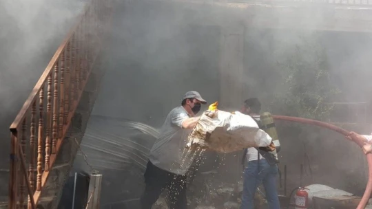 Elazığ'da ev yangını: 2 kişi dumandan etkilendi