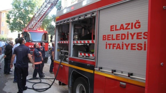 Elazığ'da ev yangını: 3 kişi dumandan etkilendi