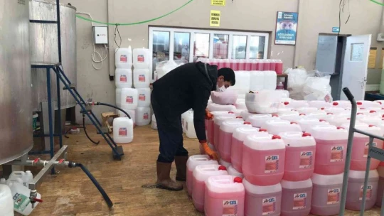 Elazığ'da fabrika gibi okul: Öğretmen ve öğrenciler el ele verdi hijyen malzemesi üreterek 3 milyon lira ciroya ulaşıldı