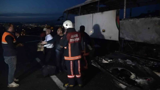 Elazığ'da faciadan dönüldü: Yolcu otobüsü alev topuna döndü