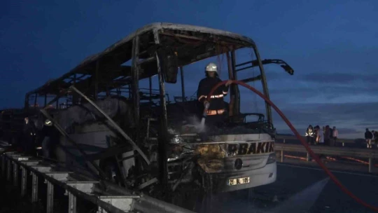 Elazığ'da faciadan dönüldü: Yolcu otobüsü alev topuna döndü