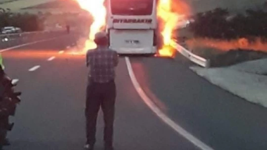 Elazığ'da faciadan dönüldü: Yolcu otobüsü alev topuna döndü