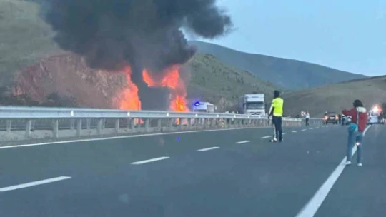 Elazığ'da faciadan dönüldü: Yolcu otobüsü alev topuna döndü