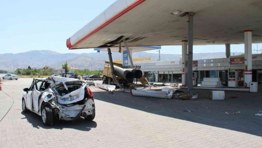 Feci Kaza Kamyon akaryakıt istasyonuna girdi: 5 yaralı