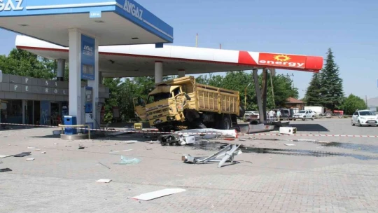 Feci Kaza Kamyon akaryakıt istasyonuna girdi: 5 yaralı