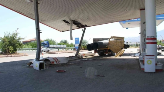 Feci Kaza Kamyon akaryakıt istasyonuna girdi: 5 yaralı