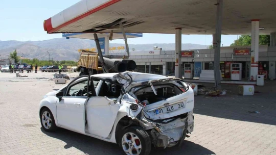 Feci Kaza Kamyon akaryakıt istasyonuna girdi: 5 yaralı