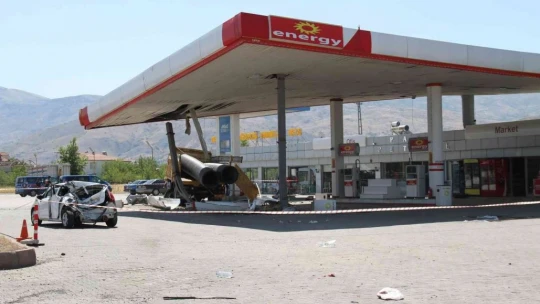 Feci Kaza Kamyon akaryakıt istasyonuna girdi: 5 yaralı