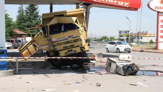 Feci Kaza Kamyon akaryakıt istasyonuna girdi: 5 yaralı
