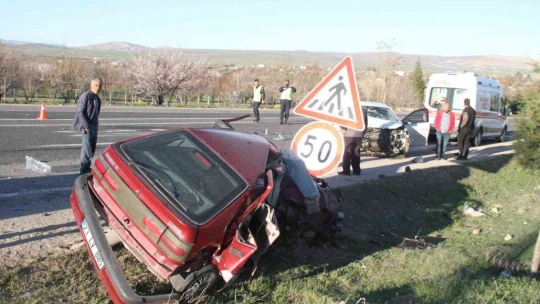 Elazığ'da feci kaza: 1 ölü, 3 yaralı