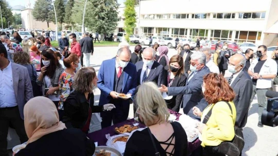 Elazığ'da Fırat Üniversitesi Kadın Kolları tarafından hayır çadırı açıldı