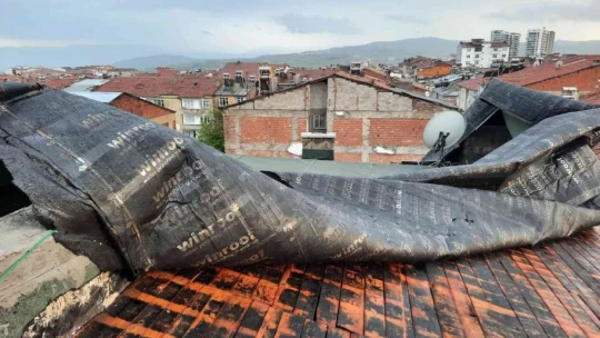 Elazığ'da fırtına sonrası çatılar uçtu, ağaçlar devrildi