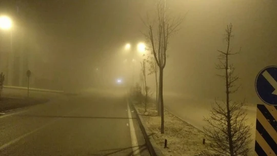 Elazığ'da gece saatlerinde yoğun sis: Görüş mesafesi 10 metreye kadar düştü