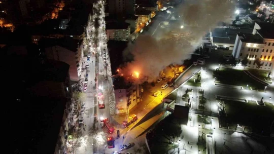 Elazığ'da geceyi gündüze çeviren bina yangını, onlarca insan tahliye edildi