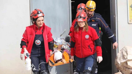 Elazığ'da gerçeği aratmayan deprem ve yangın tatbikatı
