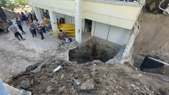 Elazığ'da göçük altında kalan işçi ekipler tarafından kurtarıldı