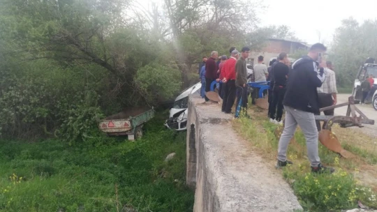 Elazığ'da hafif ticari araç dereye uçtu: 3 yaralı