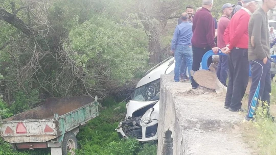 Elazığ'da hafif ticari araç dereye uçtu: 3 yaralı