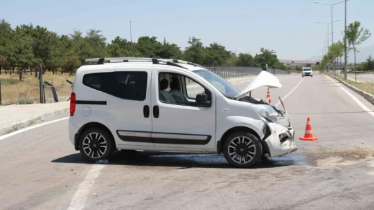 Hafif ticari araç ile otomobil çarpıştı: 7 yaralı
