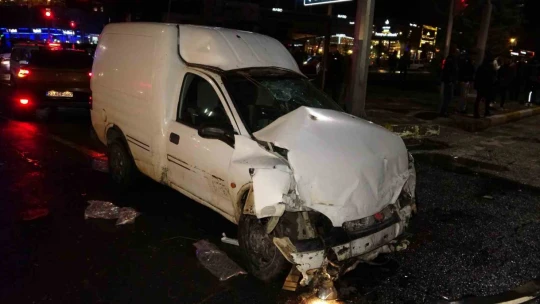 Elazığ'da hafif ticari araç ile otomobil çarpıştı: 5 yaralı