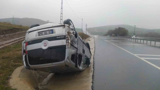 Elazığ'da hafif ticari araç takla attı: 3 yaralı