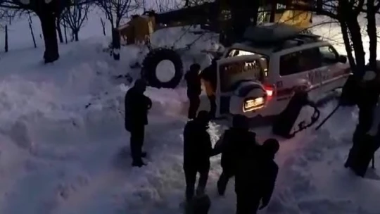 Elazığ'da hasta vatandaşın yardımına paletli ambulans yetişti