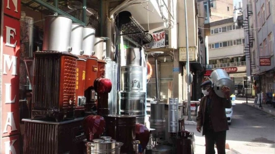 Elazığ'da havaların soğumasıyla birlikte sobalara rağbet başladı
