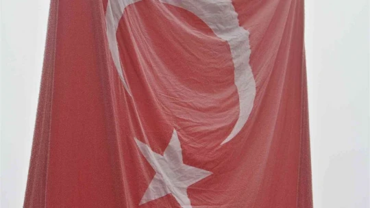 Elazığ'da havuzlar dondu, bayrak buz tuttu