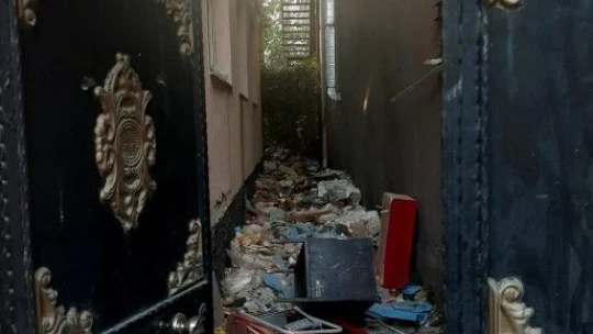 Elazığ'da hırsızlar fena faka bastı: Çaldıkları kapıyı, polisi görünce bırakıp kaçmaya çalıştılar