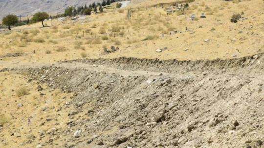Elazığ'da içme suyu yolu mezarlık içinden geçince, kemikler etrafa saçıldı