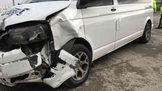 Elazığ'da iki araç çarpıştı: 5 yaralı