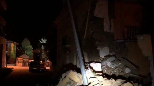Elazığ'da iki katlı evin dış cephesinde dökülmeler meydana geldi
