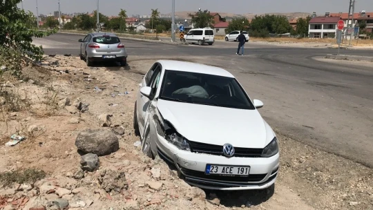 Elazığ'da iki otomobil çarpıştı: 8 yaralı