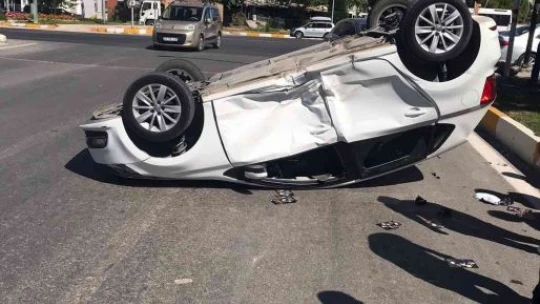 Hazardağlı Kavşağında iki otomobil çarpıştı biri ters döndü: 1 yaralı