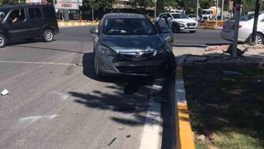 Hazardağlı Kavşağında iki otomobil çarpıştı biri ters döndü: 1 yaralı