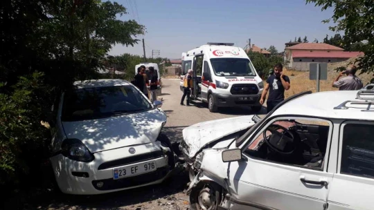 iki otomobil kafa kafaya çarpıştı: 4 yaralı