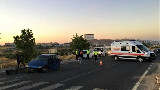 Elazığ'da iki otomobilin hurdaya döndüğü kazada 9 kişi yaralandı