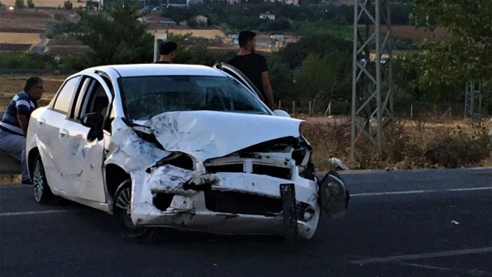 Elazığ'da iki otomobilin hurdaya döndüğü kazada 9 kişi yaralandı