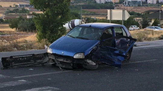 Elazığ'da iki otomobilin hurdaya döndüğü kazada 9 kişi yaralandı