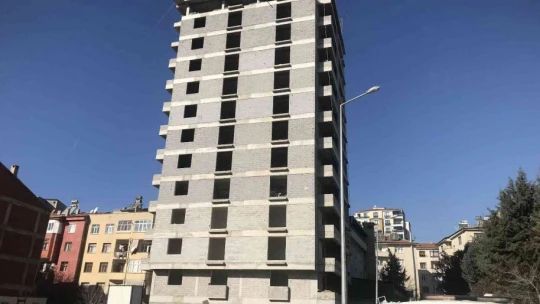 Elazığ'da inşaat işçisi yük asansörünün altında kaldı