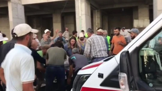 İnşattan düşen işçi hayatını kaybetti, çalışanlar sağlık ekiplerine saldırdı