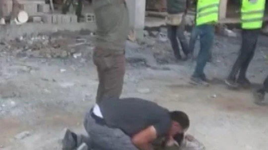 İnşattan düşen işçi hayatını kaybetti, çalışanlar sağlık ekiplerine saldırdı