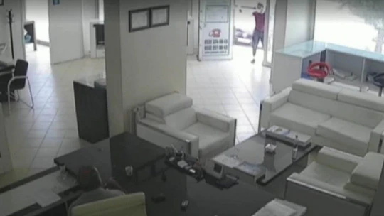 Elazığ'da iş yerinin kurşunlama anı güvenlik kamerasında