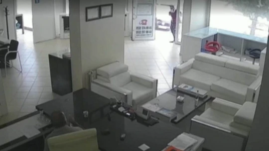 Elazığ'da iş yerinin kurşunlama anı güvenlik kamerasında