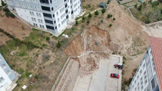Elazığ'da istinat duvarları yağışın etkisiyle çöküyor